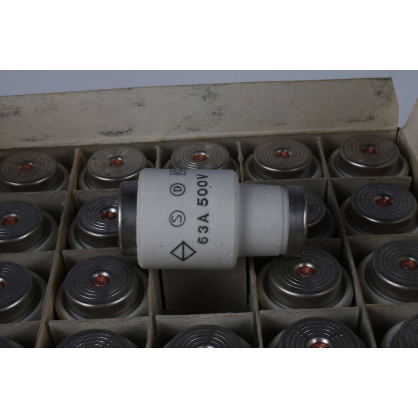 D 111 63 AMP 500 VOLT (25 pieces)
